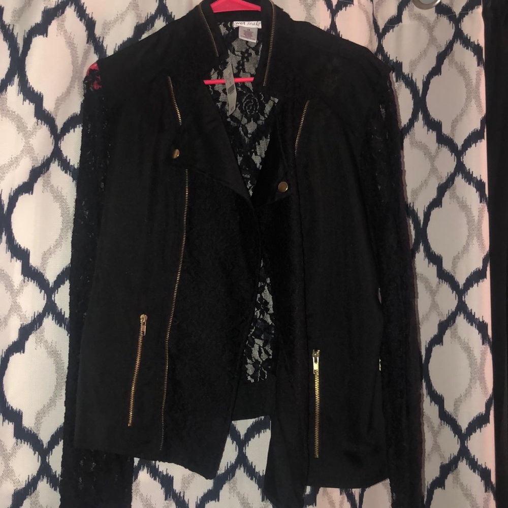 Cute lace jacket with gold detail